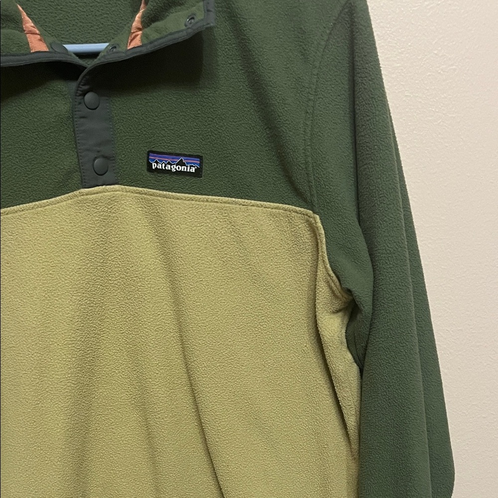 Patagonia Women's Green and Tan Fleece Pullover - Picture 7 of 13